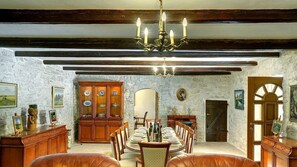 Villa, Mehrere Schlafzimmer, eigener Pool | Wohnbereich | Flachbildfernseher, Kamin