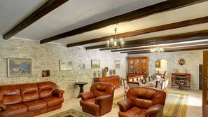 Villa, camere multiple, piscina privata | Area soggiorno | TV a schermo piatto, caminetto