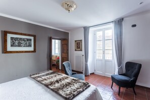 1 chambre, coffre-fort, bureau, fer et planche à repasser