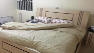 City Apartment, 4 Bedrooms, Non Smoking | Desk, iron/ironing board, bed sheets