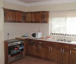 City Apartment, 4 Bedrooms, Non Smoking | Private kitchen | Fridge, microwave, oven, cookware/dishes/utensils - Volks Property Solutions (Sekondi-Takoradi)