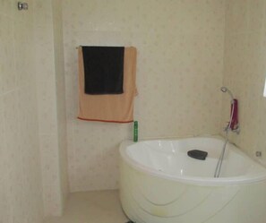City Apartment, 4 Bedrooms, Non Smoking | Bathroom | Combined shower/tub, deep soaking tub, rainfall showerhead, towels - Volks Property Solutions (Sekondi-Takoradi)