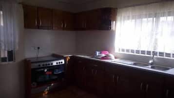 City Apartment, 4 Bedrooms, Non Smoking | Shared kitchen facilities | Fridge, microwave, oven, cookware/dishes/utensils