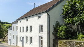 A two-story building with a white facade and a red-tiled roof. - Nengshof - Haus Königskerze (Wissmannsdorf)