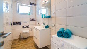 Villa, 3 habitaciones, alberca privada | Baño | Regadera, amenidades de baño gratuitas, secadora de cabello, toallas 