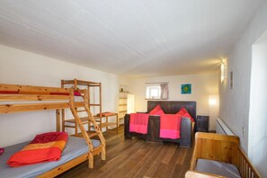 Individueel gedecoreerd, individueel gemeubileerd, een bureau