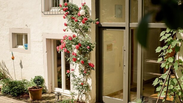 A building with a garden entrance, a door, and a window. - Nengshof - Haus Wildrose (Wissmannsdorf)