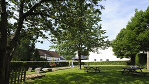 A grassy outdoor area with picnic tables and a playground. - Nengshof - Haus Ehrenpreis (Wissmannsdorf)