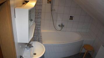 Apartemen (Rauchschwalbe) | Kamar mandi | Bathtub dan pengering rambut