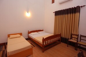4 bedrooms, Select Comfort beds, in-room safe, blackout drapes - Villa 26 (Galle)