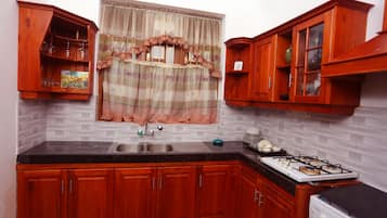 Family Villa, Multiple Beds, Garden View | Shared kitchen