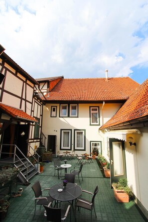 Outdoor dining - Gästehaus Deutsches Haus (Northeim)