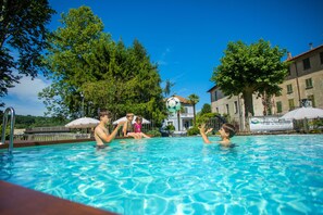 Une piscine où des gens se détendent et s’amusent.