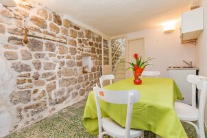 Classic-Apartment, 2 Schlafzimmer | Essbereich im Zimmer