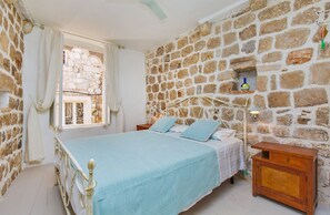 Apartamento clássico, 2 quartos | 2 quartos, ferros/tábuas de passar roupa, Wi-Fi de cortesia