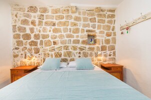 Apartamento clássico, 2 quartos | 2 quartos, ferros/tábuas de passar roupa, Wi-Fi de cortesia