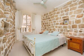 Apartamento clássico, 2 quartos | 2 quartos, ferros/tábuas de passar roupa, Wi-Fi de cortesia