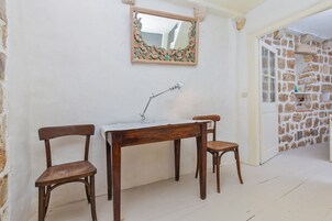 Classic-Apartment, 2 Schlafzimmer | Wohnbereich | Flachbildfernseher