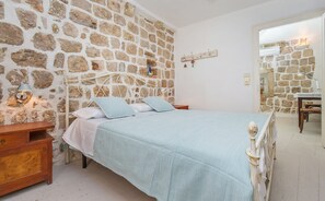 Apartamento clássico, 2 quartos | 2 quartos, ferros/tábuas de passar roupa, Wi-Fi de cortesia