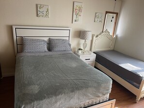 7 bedrooms, iron/ironing board, WiFi, bed sheets -  Home In Charming Historical Town 
Near Forest Falls and Big Bear Lake. Pets We❤️ (Redlands)