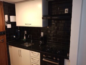 Geladeira, fogão, cooktop, cafeteira/chaleira