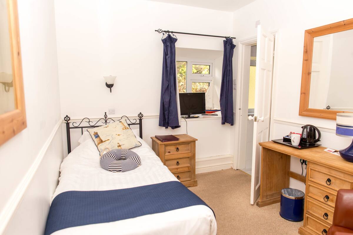 Single Room with Garden View | Premium bedding, iron/ironing board, bed sheets
