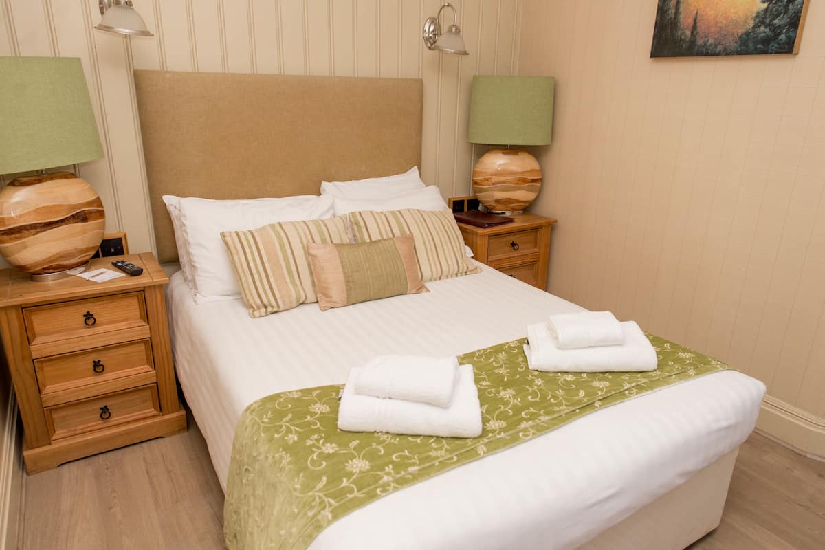 Double Room Annex (Pet Friendly) | Premium bedding, iron/ironing board, bed sheets