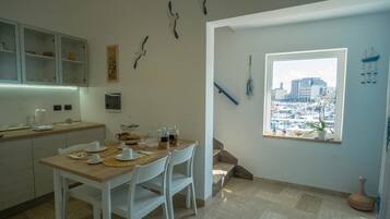 Großer Kühlschrank, Mikrowelle