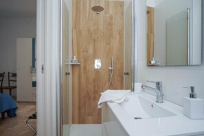 Douche, articles de toilette gratuits, sèche-cheveux
