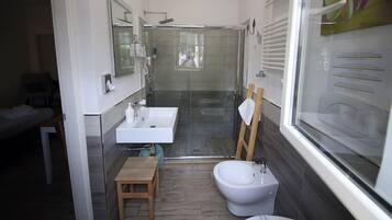 Camera doppia | Bagno | Doccia, soffione a pioggia, asciugacapelli, bidet