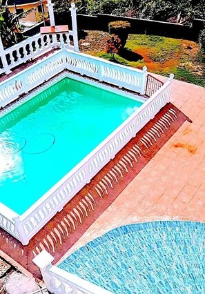 Una piscina al aire libre (de 06:00 a 22:00), sombrillas, tumbonas