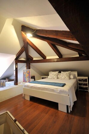 Apartamento, 4 quartos | 3 quartos, roupas de cama premium, escrivaninha