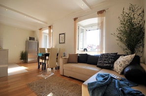 Appartement, 4 chambres | Coin séjour | Télévision à écran plat