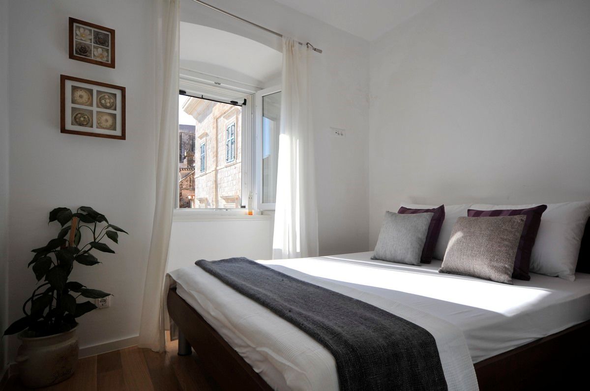 3 bedrooms, premium bedding, desk, laptop workspace