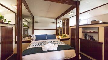 Luxury Boat, 4 bedrooms, 2 bathrooms | 4 bedrooms, iron/ironing board, free WiFi, bed sheets