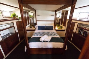 Luxury Boat, 4 bedrooms, 2 bathrooms | 4 bedrooms, iron/ironing board, free WiFi, bed sheets - Luxury Boat in Port Forum (Sant Adria de Besos)