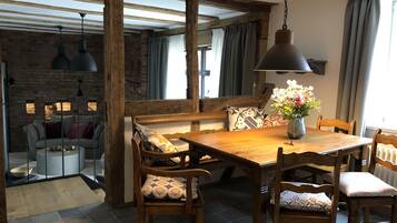 Romantic Loft, 2 Bedrooms, Fireplace, Garden View | In-room dining