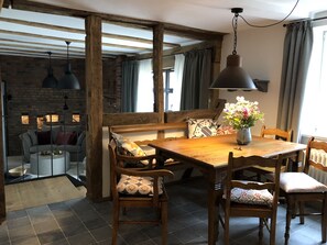 Romantic Loft, 2 Bedrooms, Fireplace, Garden View | In-room dining - GRIMM'S LIVING (Kassel)