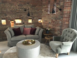 Romantic Loft, 2 Bedrooms, Fireplace, Garden View | Living room