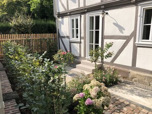 Romantic Studio Suite, Garden View | Terrace/patio - GRIMM'S LIVING (Kassel)