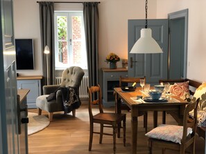Suite Supérieure, bain à remous, vue ville | Restauration dans la chambre