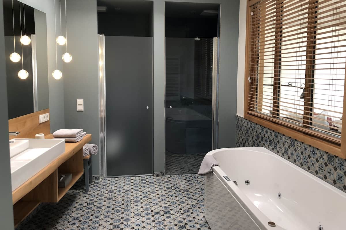 Superior Suite, Jetted Tub, City View | Private spa tub