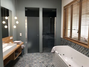 Suite superior, hidromasaje, vista a la ciudad | Tina de hidromasaje privada