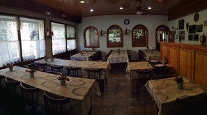 Breakfast, lunch and dinner served - Hostal Pas de la Pera (Lles)