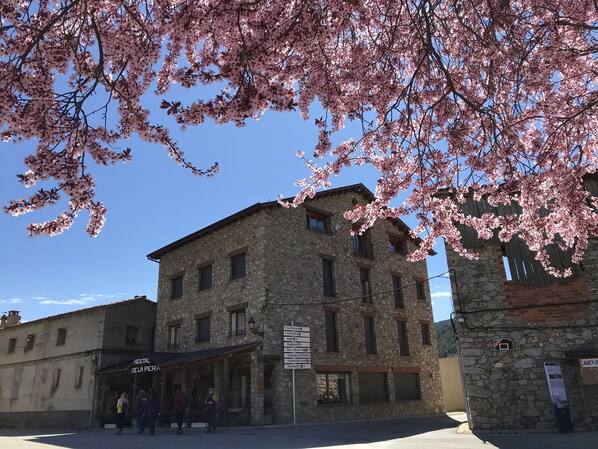 Exterior - Hostal Pas de la Pera (Lles)