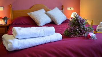 Phòng đôi, 1 giường đôi | Bàn, truy cập Internet không dây miễn phí, bộ trải giường