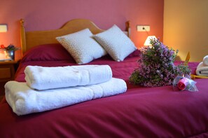 Double Room, 1 Double Bed | Desk, free WiFi, bed sheets - Hostal Pas de la Pera (Lles)