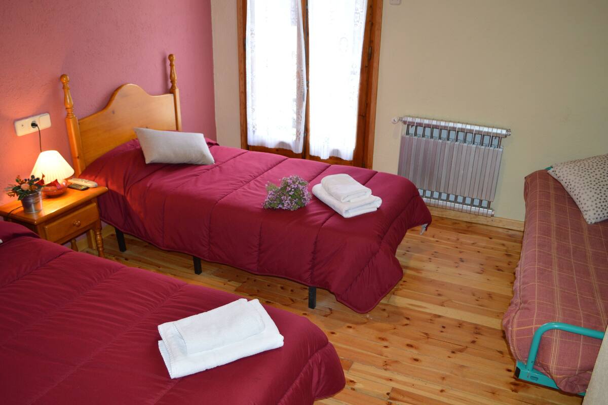 Escritorio, wifi gratis y ropa de cama 