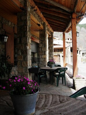 Porch - Hostal Pas de la Pera (Lles)