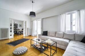 Televisión de pantalla plana, videojuegos y libros 